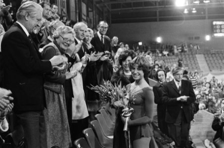 Kunstrijden Challengecup in Den Haag in aanwezigheid van koningin Juliana zwaa, Bestanddeelnr 930-0022