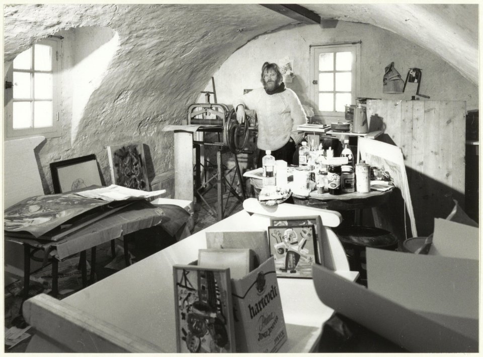 Kunstschilder Ruud Cornelisse in zijn atelier in de kelder van de Ruïne van Brederode. NL-HlmNHA 54023749
