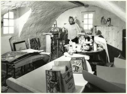 Kunstschilder Ruud Cornelisse in zijn atelier in de kelder van de Ruïne van Brederode. NL-HlmNHA 54023749