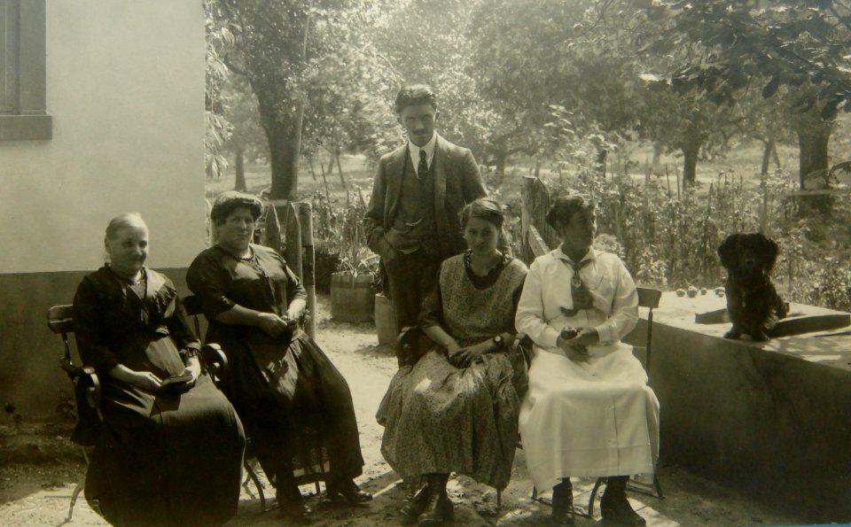Kurgäste im Hof des Hotel Anker 1925
