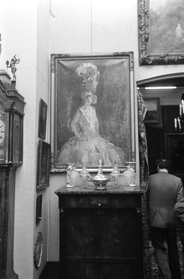 Kunstveiling in gebouw van Mak van Waay te Amsterdam kijkdag schilderij Staand, Bestanddeelnr 922-1275