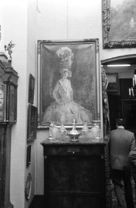 Kunstveiling in gebouw van Mak van Waay te Amsterdam kijkdag schilderij Staand, Bestanddeelnr 922-1275