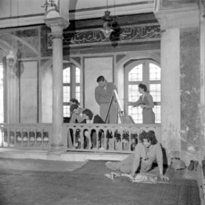 Kunststudenten bestuderen het interieur van de moskee van Acre van nabij, Bestanddeelnr 255-0753