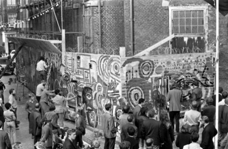 Kunstschilders beschilderen schutting om Noorderkerk ter gelegenheid van Jordaan, Bestanddeelnr 920-7056