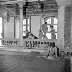 Kunststudenten bestuderen het interieur van de moskee van Acre van nabij, Bestanddeelnr 255-0754