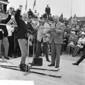 Kunstskibaan in Hilversum geopend door burgemeester Boot Burgemeester Boot bij o, Bestanddeelnr 915-5489