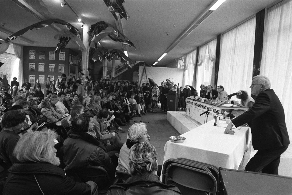 Kunsttribunaal in de door kunstenaars bezette vleugel van het Stedelijk Museum (, Bestanddeelnr 932-8739
