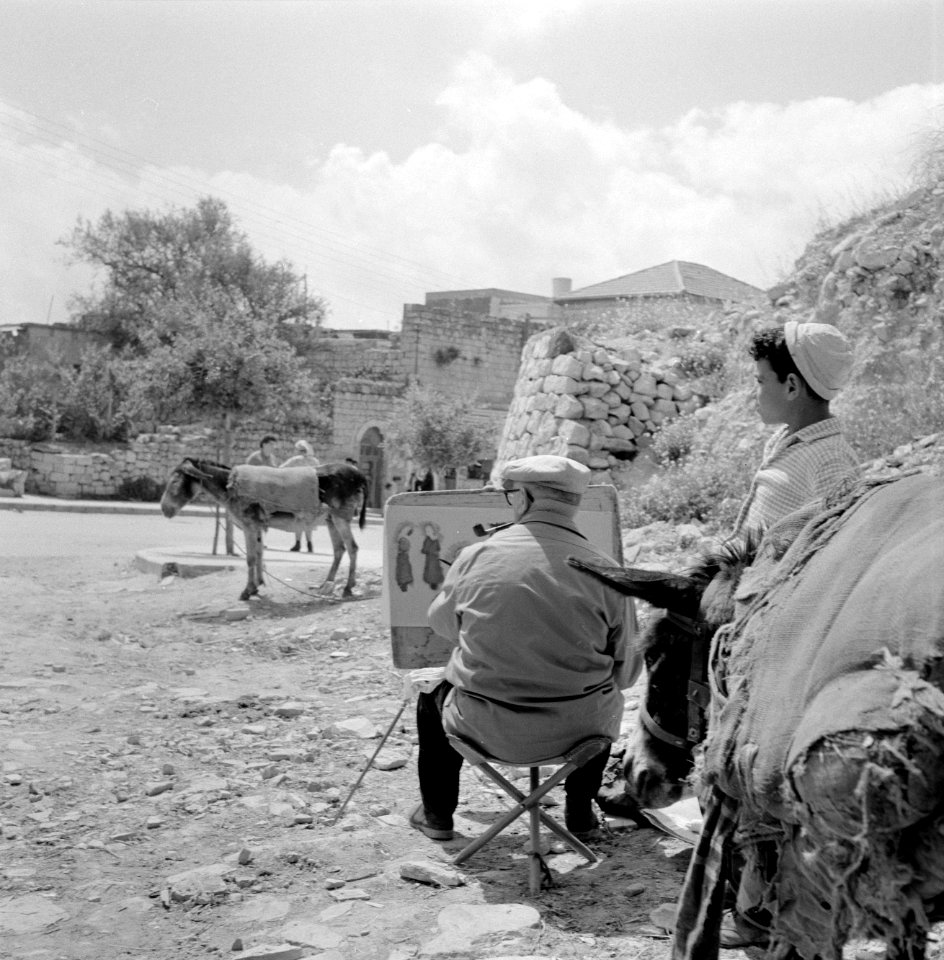 Kunstenaar op straat in Safad (Safed) bezig met het vastleggen van straattafreel, Bestanddeelnr 255-4009