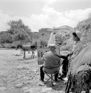 Kunstenaar op straat in Safad (Safed) bezig met het vastleggen van straattafreel, Bestanddeelnr 255-4009