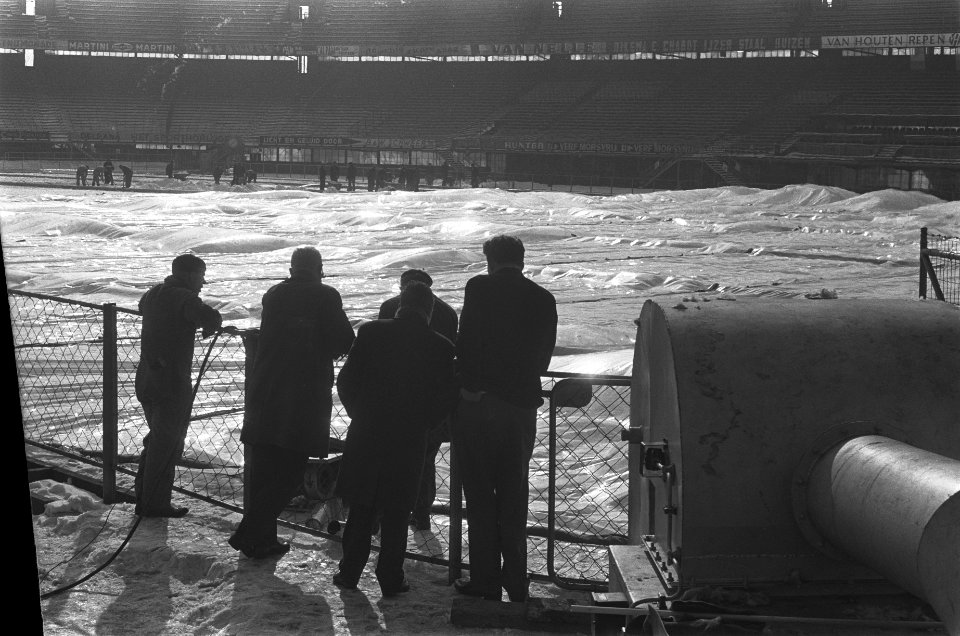 Kunstdooi in het Feijenoordstadion in Rotterdam, sneeuwruimers bezig om de boven, Bestanddeelnr 914-8564