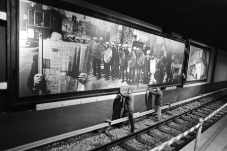 Kunstwerk in metrostation Nieuwmarkt, fotomontages van Jan Sierhuis en Louis van, Bestanddeelnr 930-9815