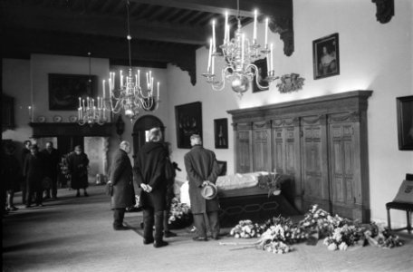 Kunstschilder H. F. Boot opgebaard in Renaissancezaal v Frans Hall museum te Haa, Bestanddeelnr 914-9052
