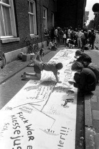 Kunstenaars beschilderen rol papier voor PvJ Amsterdam tegen berechting Maagdenh, Bestanddeelnr 922-5301