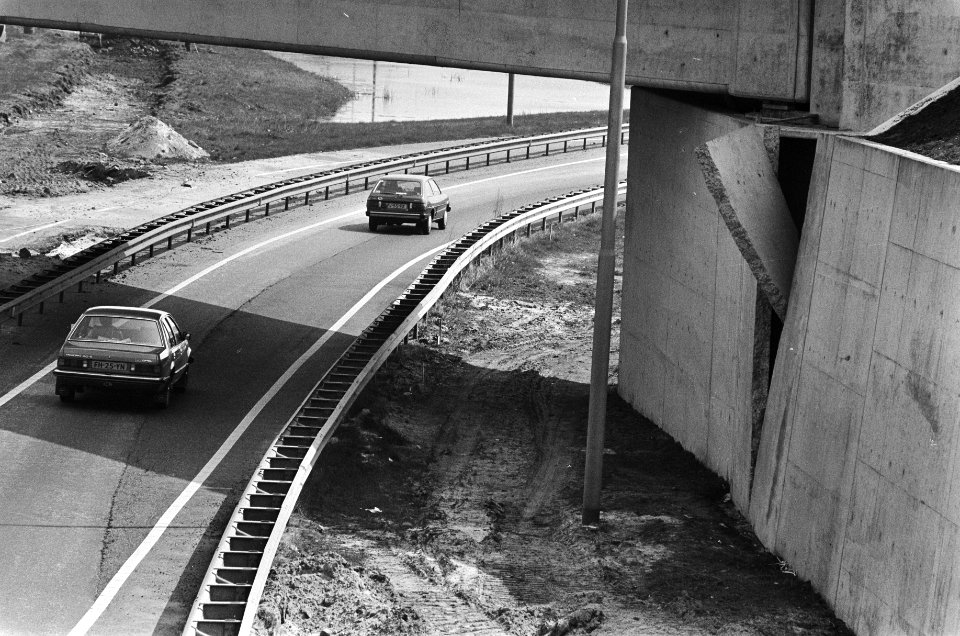 Kunstweg op Rijksweg A1 een betonnen plaats die zich lijkt te scheuren, Bestanddeelnr 933-3021
