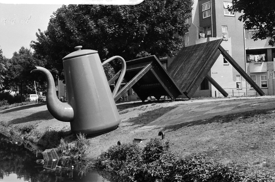 Kunstwerk, reusachtige ontbijttafel, koffiepot, twee betonnen boterhammem en geb, Bestanddeelnr 933-7029