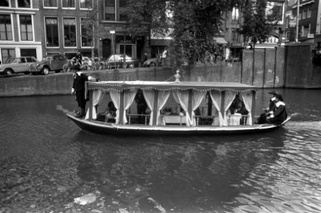 Kunstenaars huldigen oudste personeelslid Gemeentereiniging in Amsterdam met boo, Bestanddeelnr 928-1725