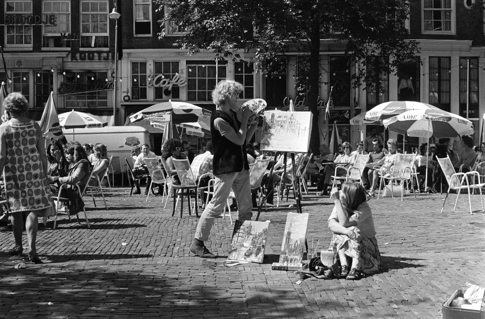 Kunstschilder Bob Schrama werkt op terras Leidseplein, Amsterdam, Bestanddeelnr 924-7120