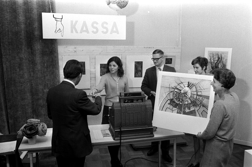 Kunstwerken worden verkocht in Gemeente Museum te Arnhem. De aankoop wordt afger, Bestanddeelnr 922-9956