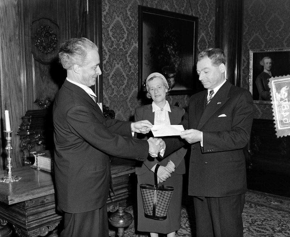 Kunstenaars helpen aanb. f. 108.000,-- aan rampenfonds Amsterdam, Bestanddeelnr 906-4872