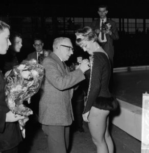Kunstschaatster Sjoukje Dijkstra uitgeroepen tot Ere Miss Marinier de heer Vijl, Bestanddeelnr 918-5576