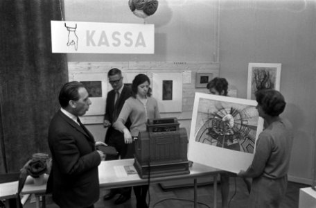 Kunstwerken worden verkocht in Gemeente Museum te Arnhem. De aankoop wordt afger, Bestanddeelnr 922-9957