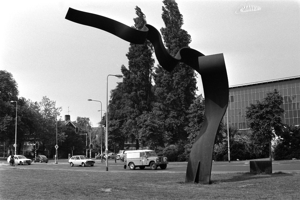 Kunstwerken in Amsterdam bevrijdingsmonument Stalen wimpel Apollolaan, Bestanddeelnr 932-2069