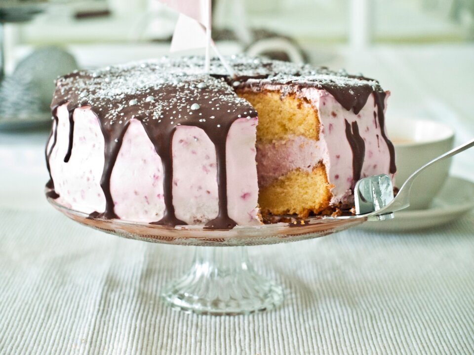 Raspberry mascarpone cream