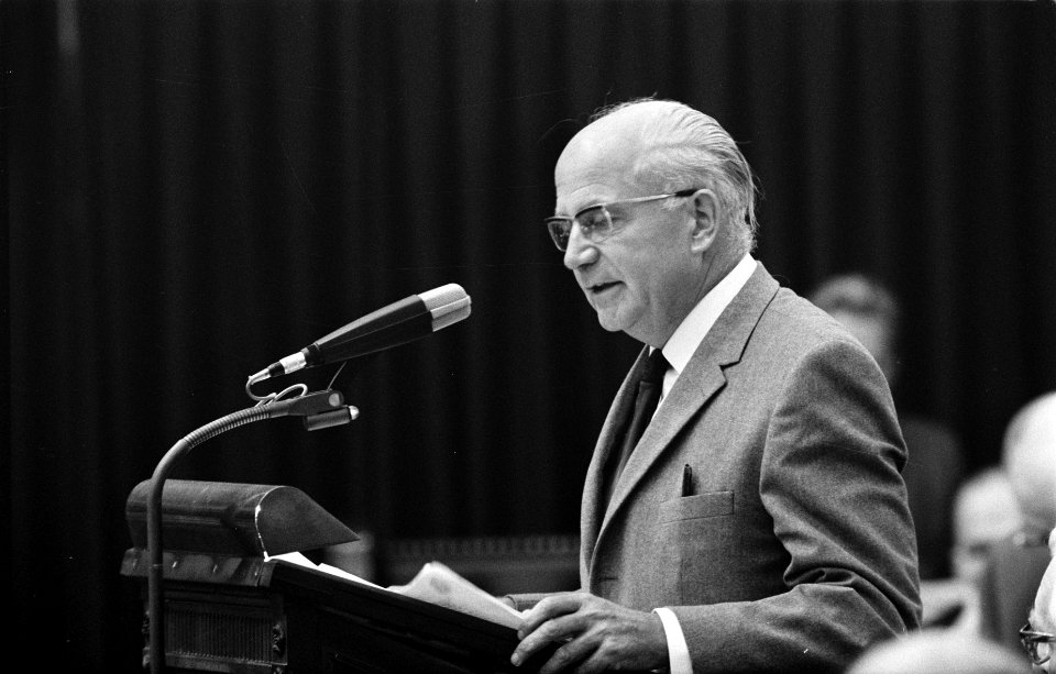 Kwestie Verolme in Tweede Kamer door een interpellatie van drs. Nederhorst . Drs, Bestanddeelnr 922-8221