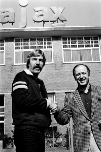Kurt Linder nieuwe trainer Ajax, Kurt Linder (r) met huidige trainer De Mos, Bestanddeelnr 931-4364