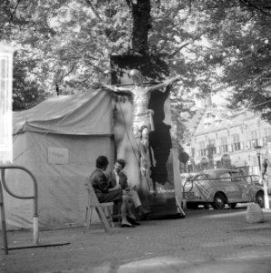 Kunstmarkt in Utrecht (beeldhouwer Jose Pirkner), Bestanddeelnr 914-0421