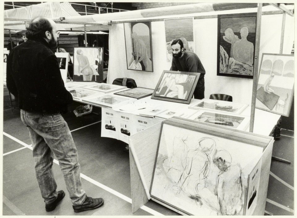 Kunstmarkt in de Beijneshal. De persoon links R. Scheltens., NL-HlmNHA 54023361