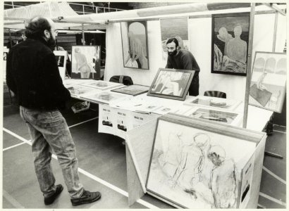 Kunstmarkt in de Beijneshal. De persoon links R. Scheltens., NL-HlmNHA 54023361