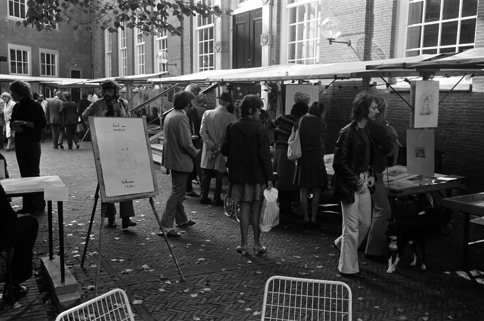 Kunstmarkt op binnenplaats Amsterdams Historisch Museum, Bestanddeelnr 925-8977