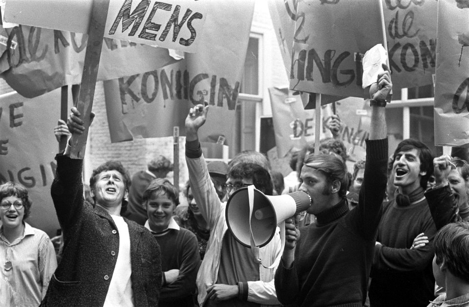 Kunstenaars van de BBK protesteren met borden tegen het cultuurbeleid op Lange V, Bestanddeelnr 922-7972