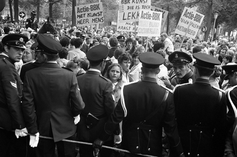 Kunstenaars van de BBK protesteren met borden tegen het cultuurbeleid op Lange V, Bestanddeelnr 922-7977