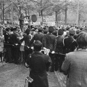 Kunstenaars van de BBK protesteren met borden tegen het cultuurbeleid op Lange V, Bestanddeelnr 922-7978