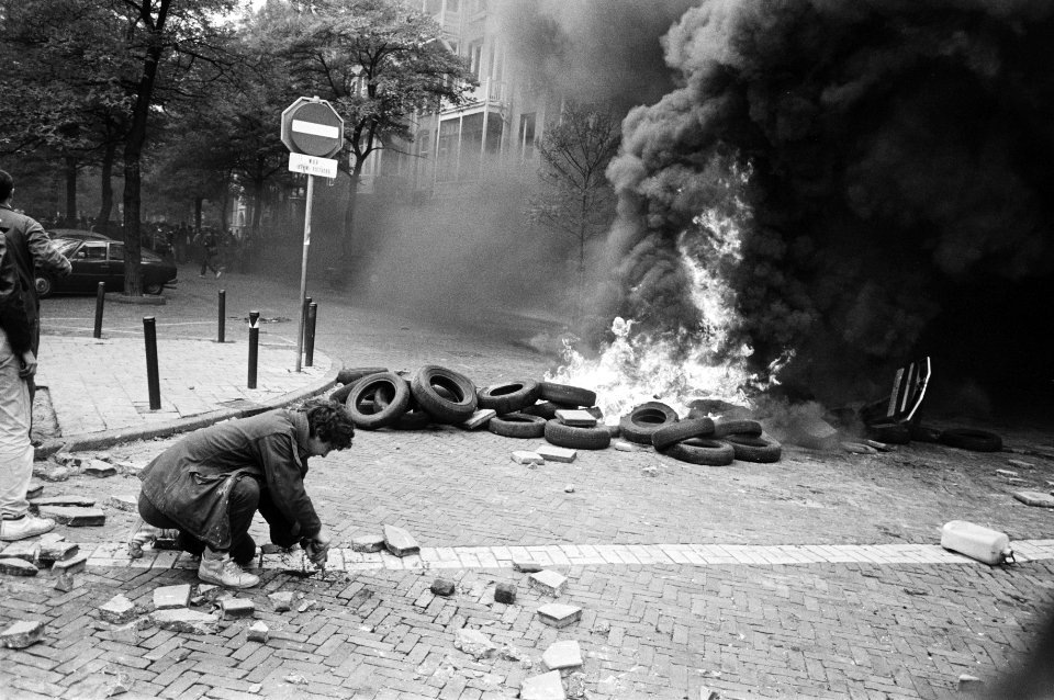 Krakers bezig met het opwerpen van barricaden, Bestanddeelnr 932-3594