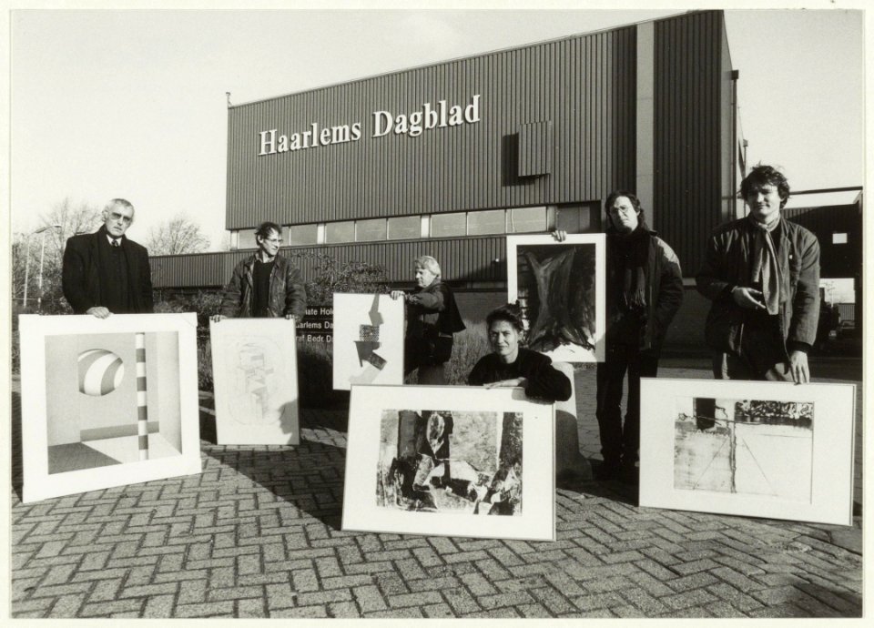 Kunstenaars poseren met hun door het Haarlems Dagblad aangekochte kunstwerken i.v.m. de Grafische Week Haarlem. Staand v.l.n.r. Marinus Fuit, Jan Verburg, Willem Snitker, Erik Prins en Jan W, NL-HlmNHA 54031620