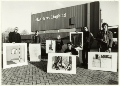 Kunstenaars poseren met hun door het Haarlems Dagblad aangekochte kunstwerken i.v.m. de Grafische Week Haarlem. Staand v.l.n.r. Marinus Fuit, Jan Verburg, Willem Snitker, Erik Prins en Jan W, NL-HlmNHA 54031620