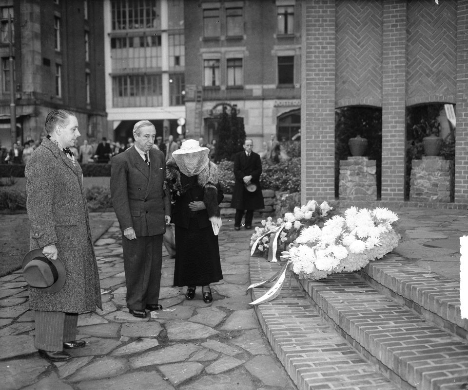 Kranslegging Nationaal Monument door Hongaarse gezant, Bestanddeelnr 903-0525