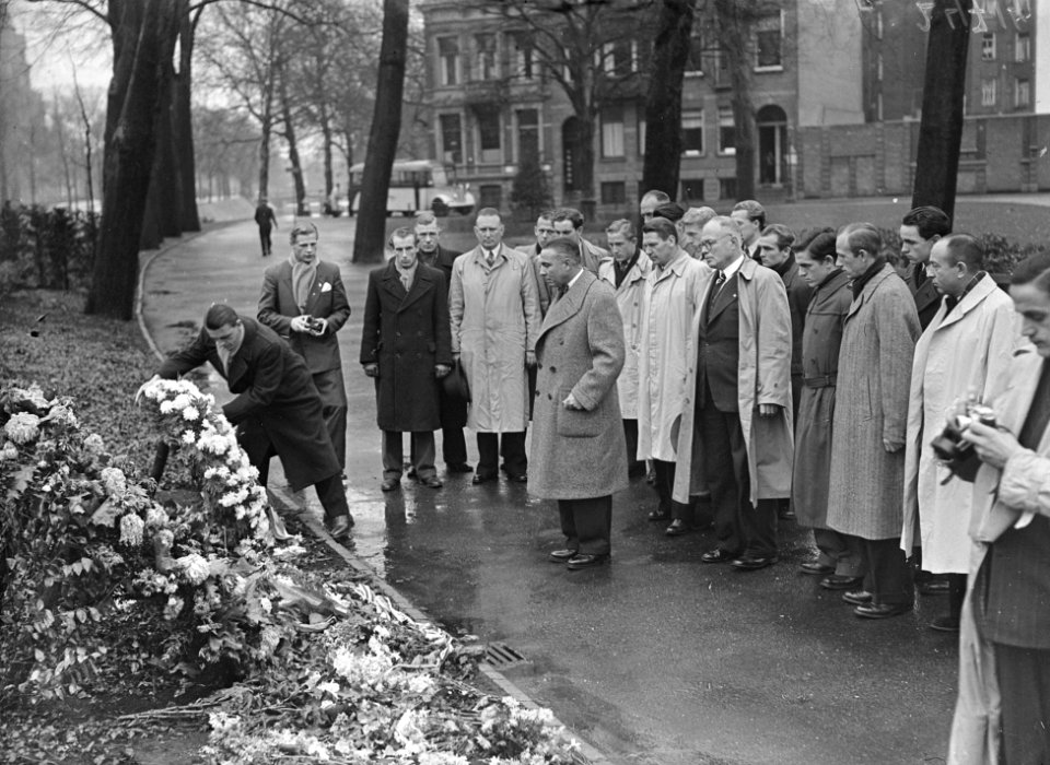 Kranslegging door Kopenhaagse voetballers . Weteringplantsoen, Bestanddeelnr 902-4714