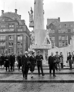 Kranslegging op de Dam door het koninklijk paar bij het Nationaal Monument. In u, Bestanddeelnr 912-4440