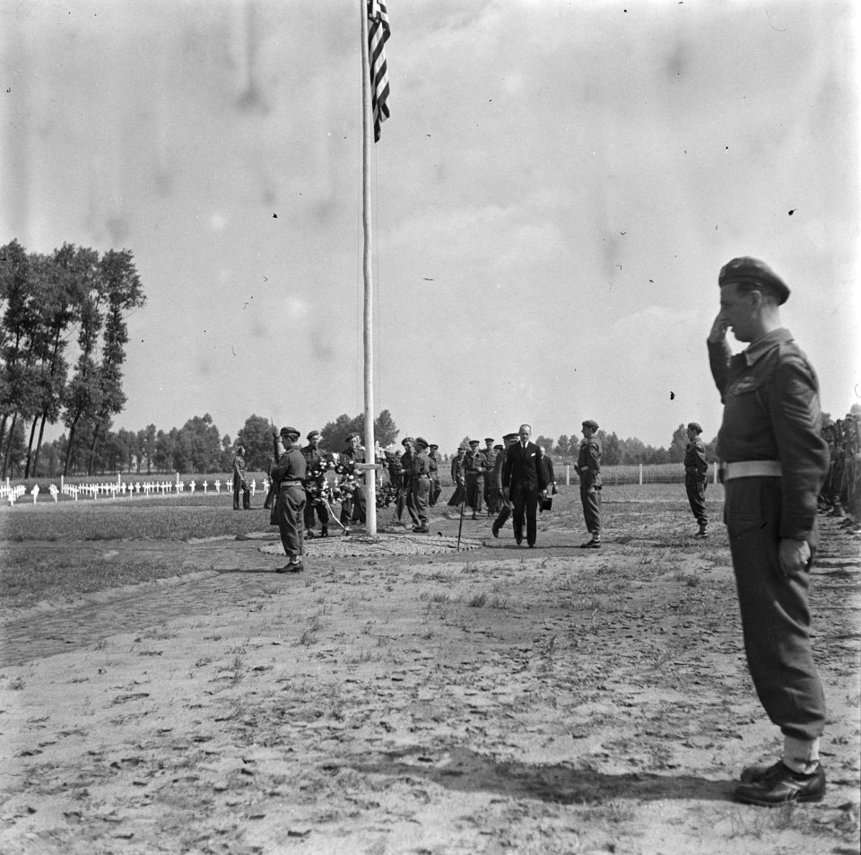 Kranslegging op de Amerkaanse begraafplaats te Son (Noord-Brabant) op de Amerika, Bestanddeelnr 900-5124