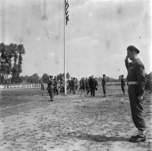 Kranslegging op de Amerkaanse begraafplaats te Son (Noord-Brabant) op de Amerika, Bestanddeelnr 900-5124