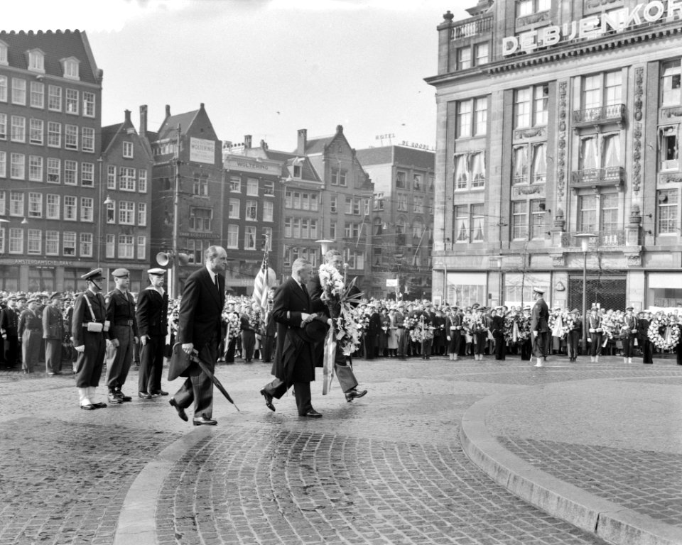 Kranslegging op de Dam door koninklijk paar bij Nationaal Monument Minister Tox, Bestanddeelnr 912-4443