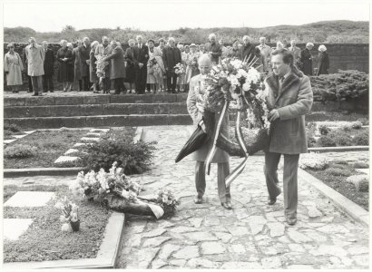 Kranslegging door Vereniging van Ex Politieke Gevangenen op de Erebegraafplaats. NL-HlmNHA 54015712