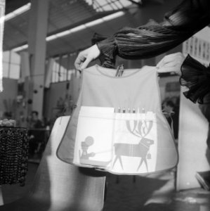 Kunstnijverheidsbeurs 1965 in RAI, kindersport met kleurpotloden, Bestanddeelnr 917-4093