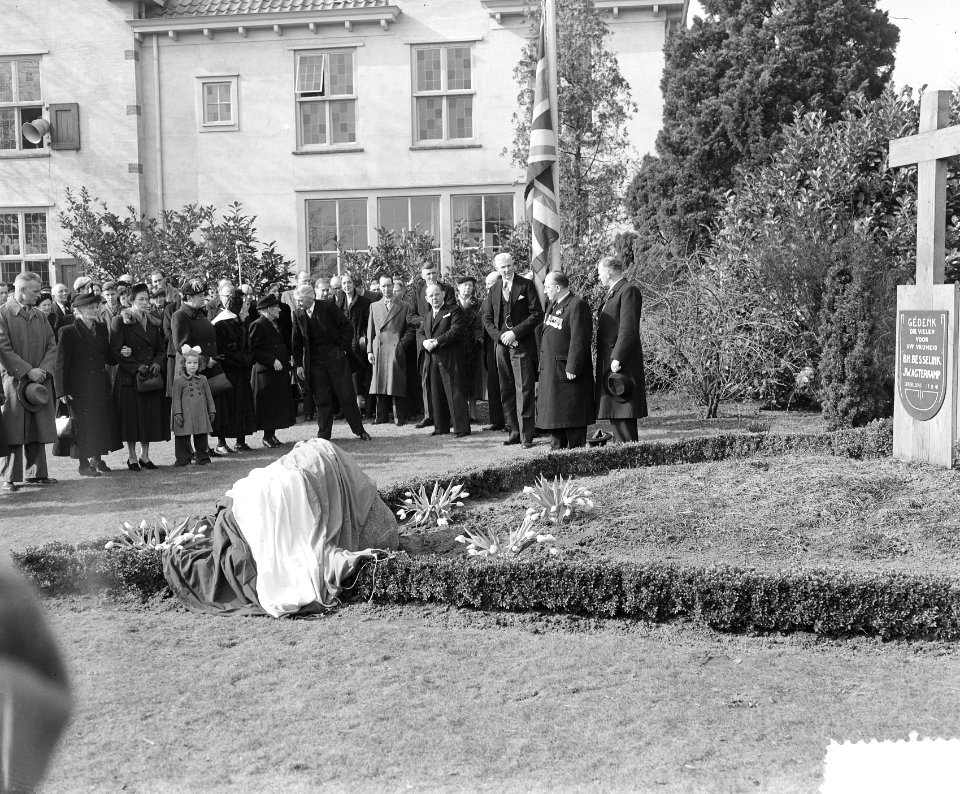Kranslegging door Richard Pape (voormalig navigator Royal Air Force en schrijver, Bestanddeelnr 906-3453