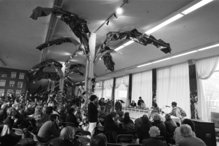 Kunsttribunaal in de door kunstenaars bezette vleugel van het Stedelijk Museum (, Bestanddeelnr 932-8740