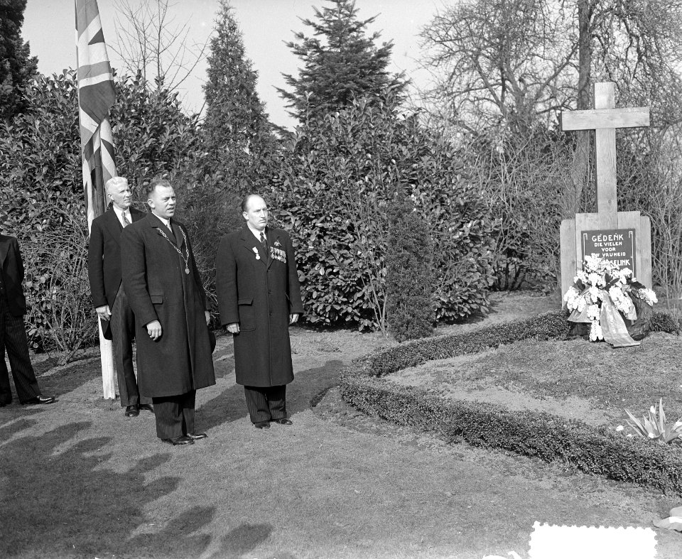 Kranslegging door Richard Pape (voormalig navigator Royal Air Force en schrijver, Bestanddeelnr 906-3447